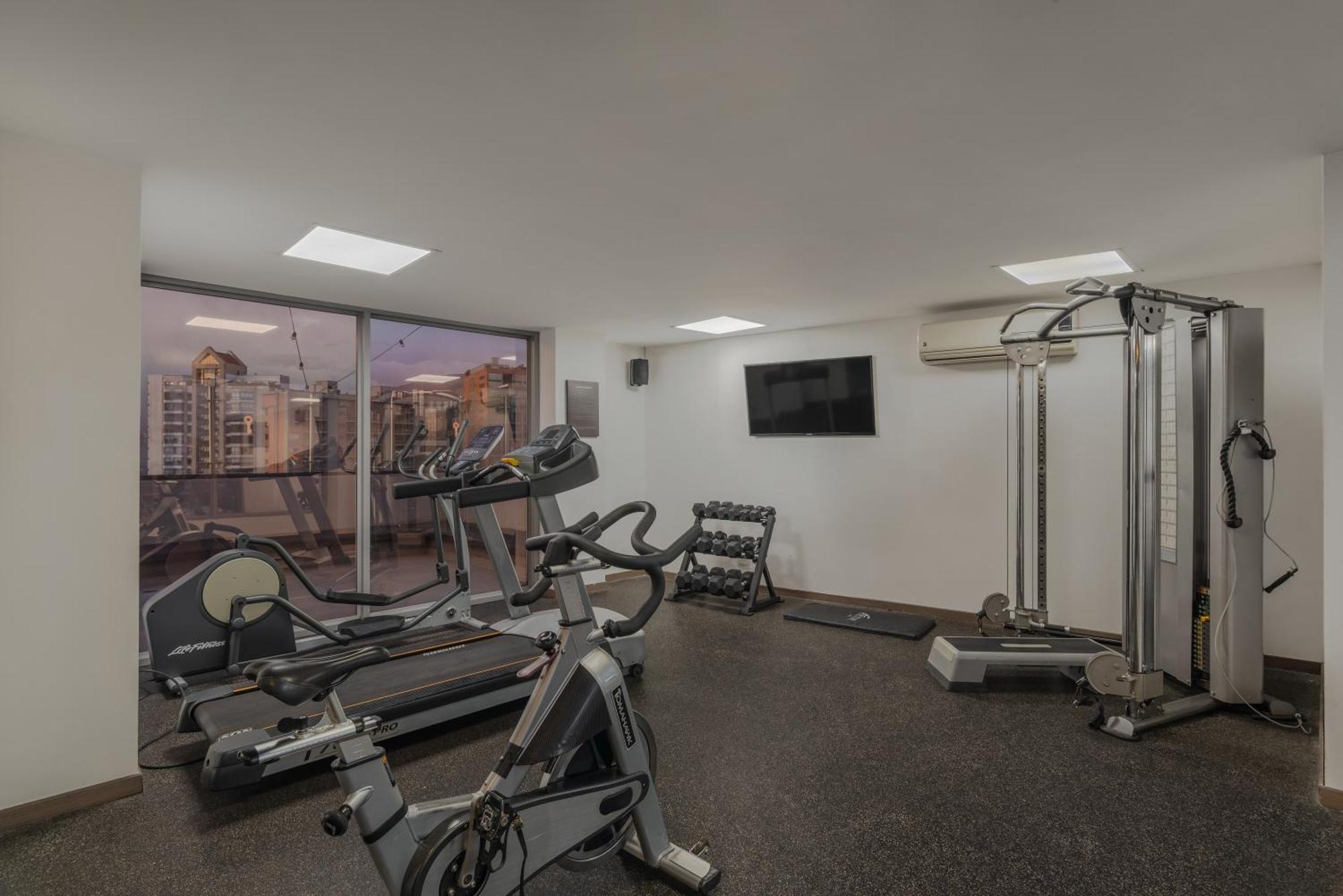 Sites Hotel เมเดยิน ภายนอก รูปภาพ The gym at the hotel