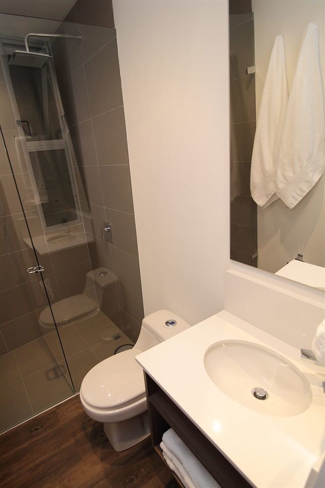 Sites Hotel เมเดยิน ภายนอก รูปภาพ A shower with a sliding door