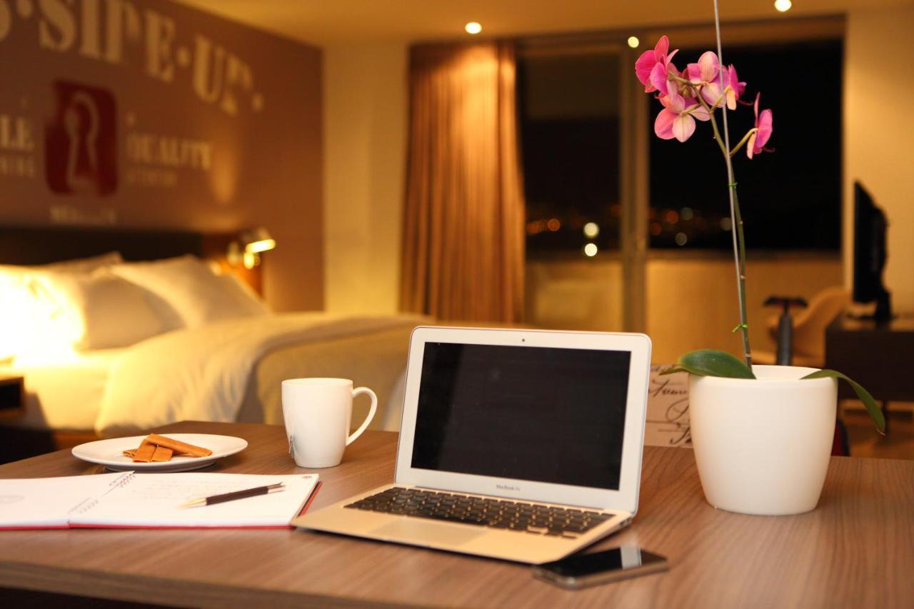 Sites Hotel เมเดยิน ภายนอก รูปภาพ A laptop computer
